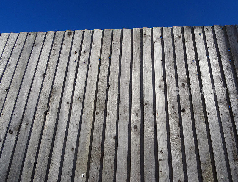 木质羽毛边栅栏的图像，经过处理/鞣制的木材羽毛边栅栏